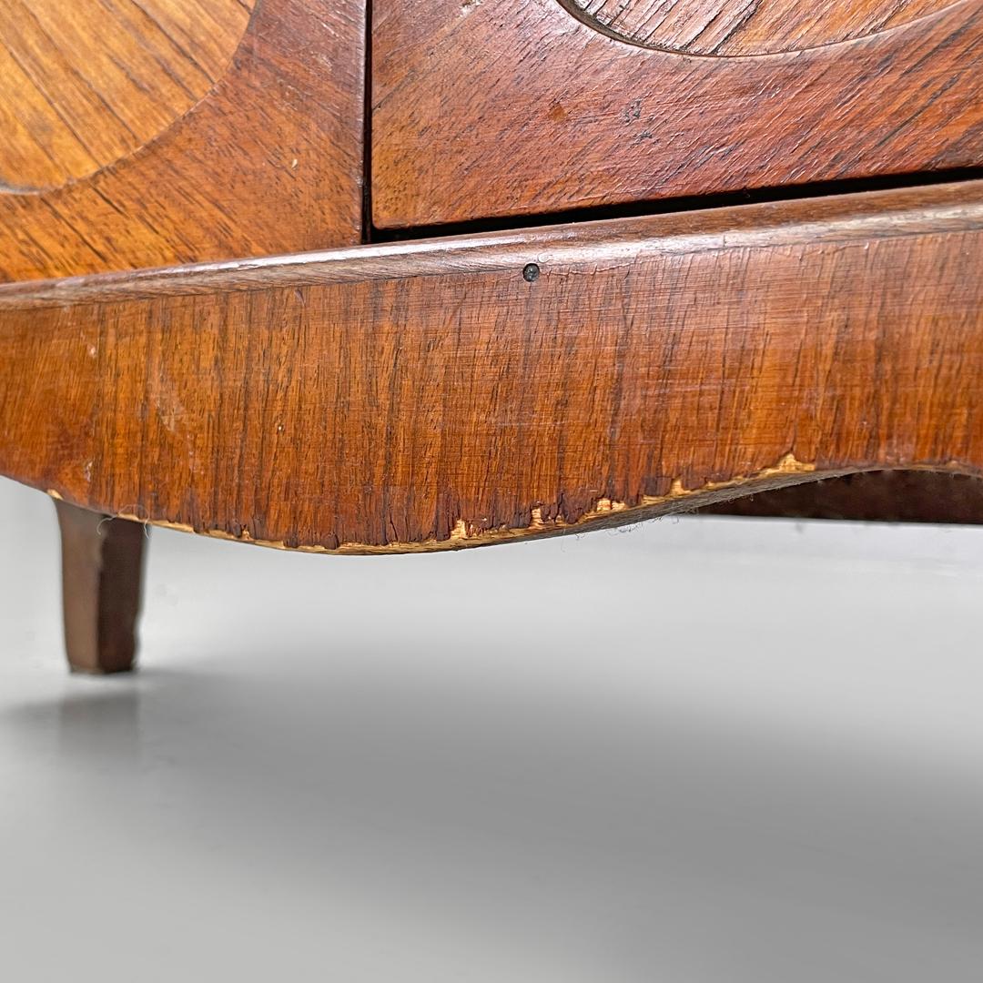Armario antiguo italiano de madera con puertas decoradas y llave, finales del siglo XIX en venta 13