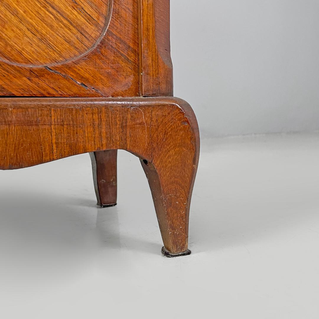 Armario antiguo italiano de madera con puertas decoradas y llave, finales del siglo XIX en venta 14