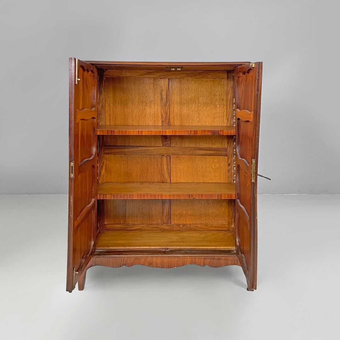 Armario antiguo italiano de madera con puertas decoradas y llave, finales del siglo XIX Italiano en venta