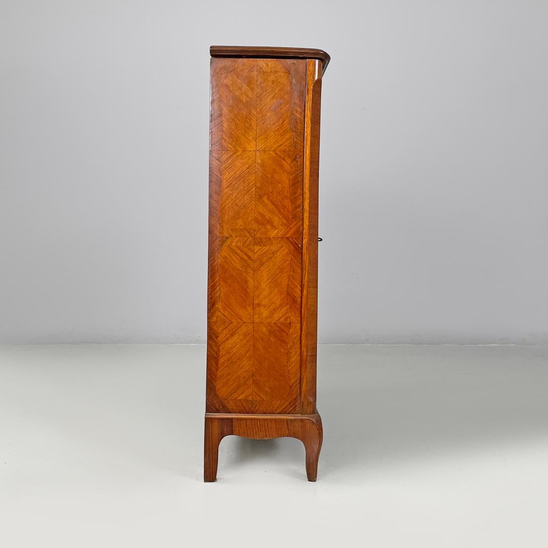 Armario antiguo italiano de madera con puertas decoradas y llave, finales del siglo XIX en Bueno estado para la venta en MIlano, IT
