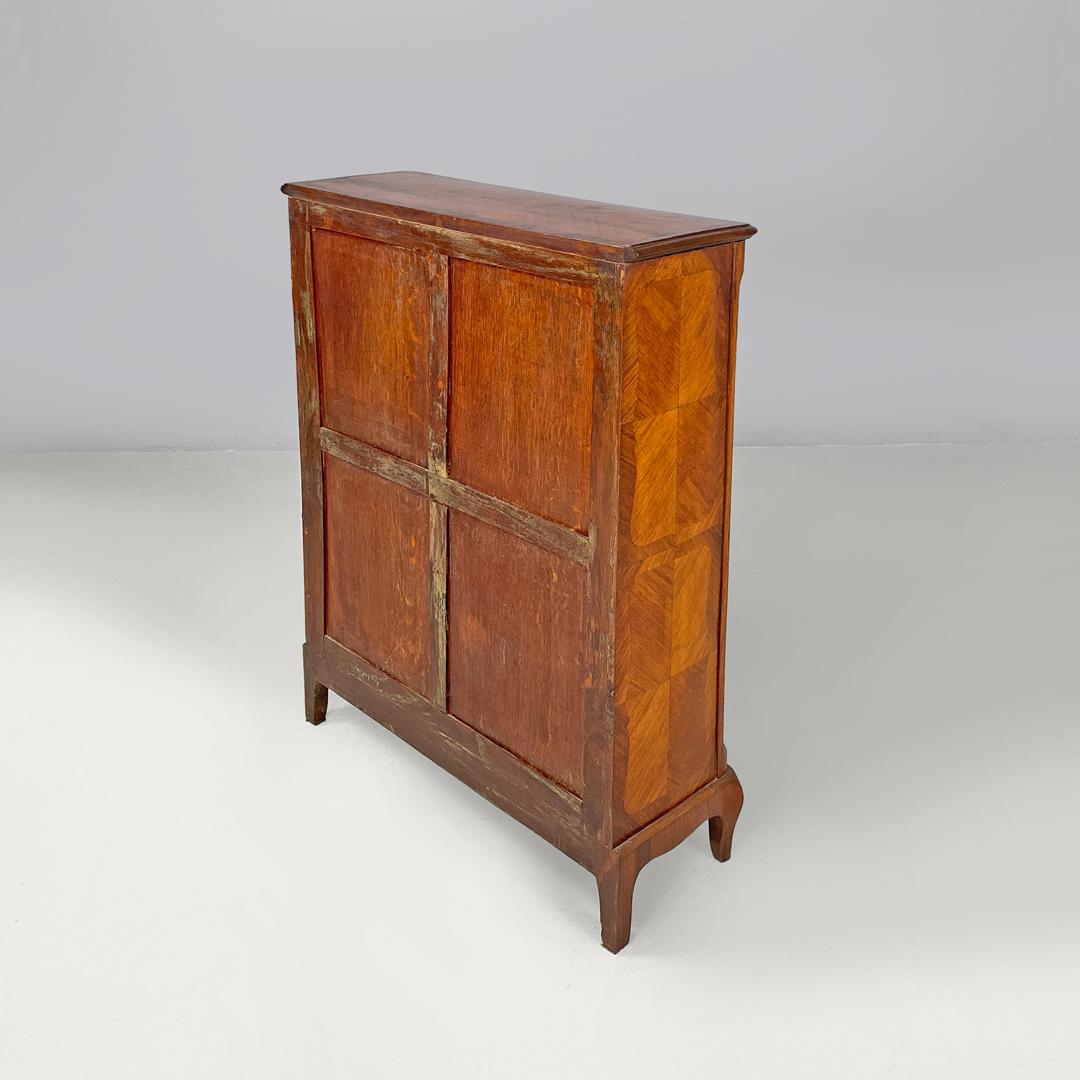 Armario antiguo italiano de madera con puertas decoradas y llave, finales del siglo XIX Fines del siglo XIX en venta