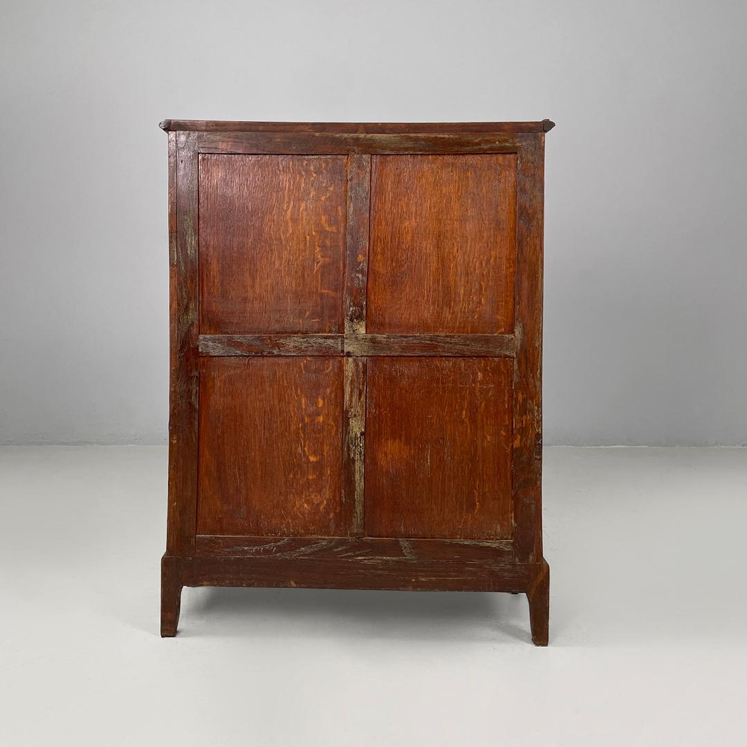 Armario antiguo italiano de madera con puertas decoradas y llave, finales del siglo XIX Metal en venta