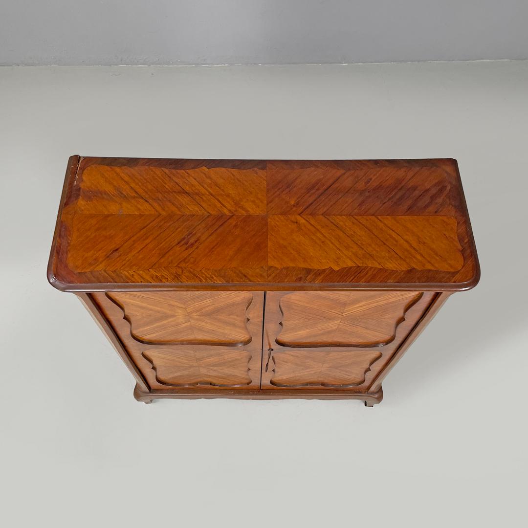 Armario antiguo italiano de madera con puertas decoradas y llave, finales del siglo XIX en venta 1