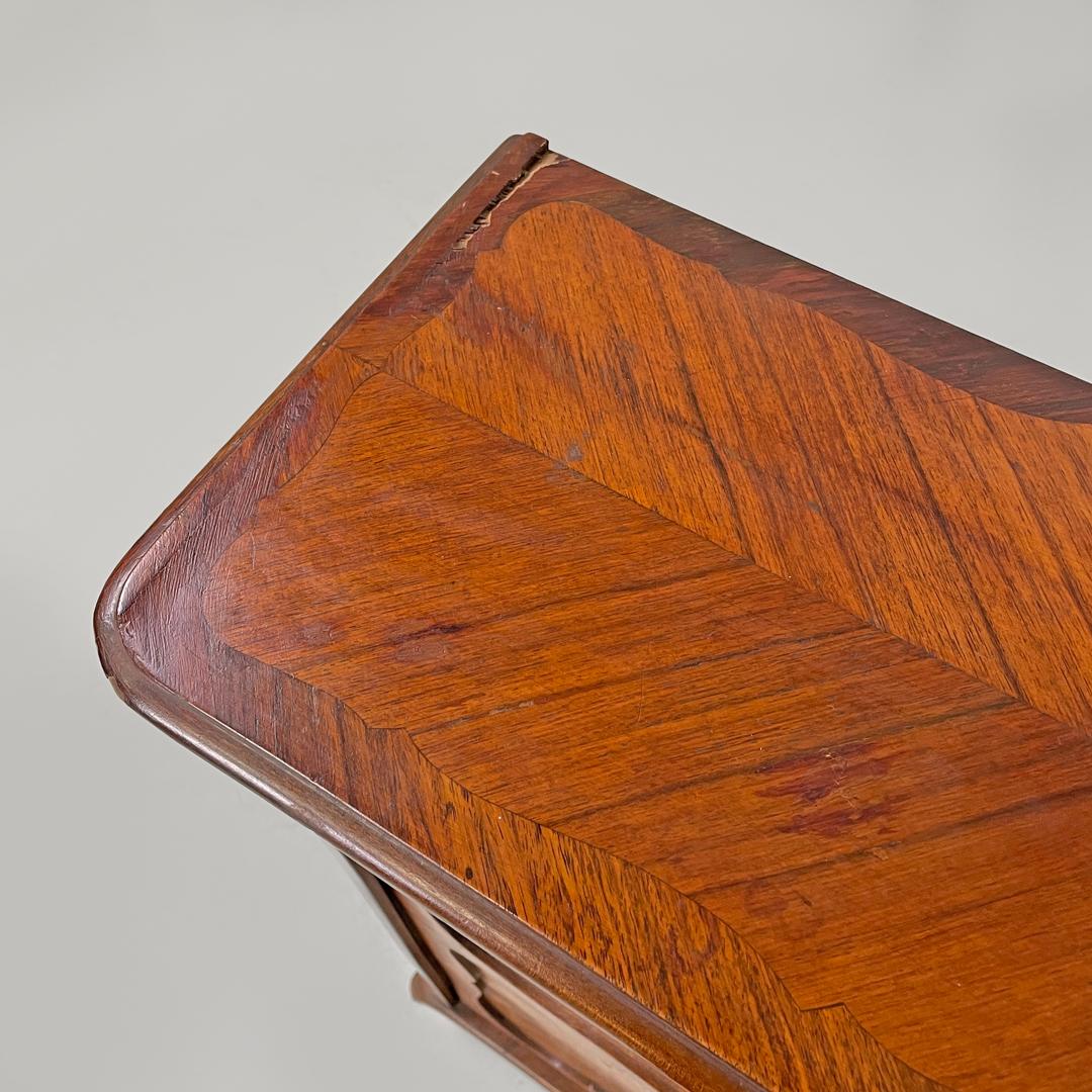 Armario antiguo italiano de madera con puertas decoradas y llave, finales del siglo XIX en venta 2