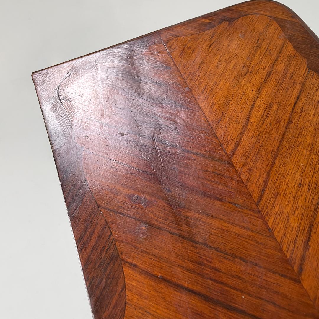 Armario antiguo italiano de madera con puertas decoradas y llave, finales del siglo XIX en venta 3
