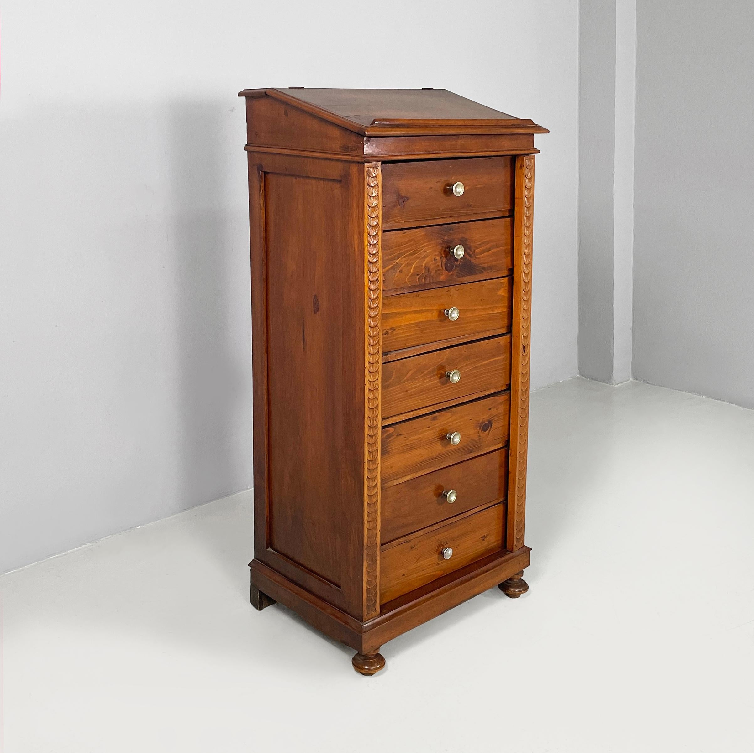 Italian antique wooden chest of drawers with bookstand, 1800s
Square-based chest of drawers with a lectern, entirely made of wood. The lectern has a hidden compartment with a flap opening. The seven front drawers have a finely crafted side closure