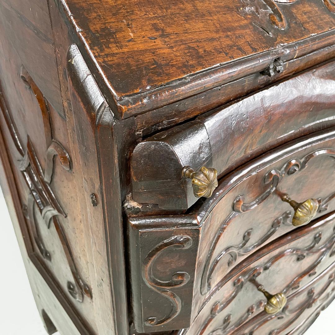 Italian antique wooden chest of drawers with drop-leaf top and decorations 1700s For Sale 10