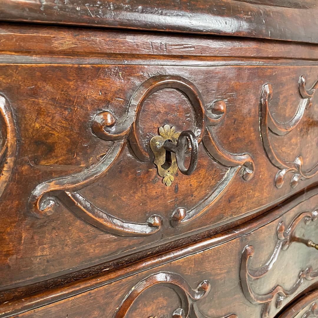 Italian antique wooden chest of drawers with drop-leaf top and decorations 1700s For Sale 14