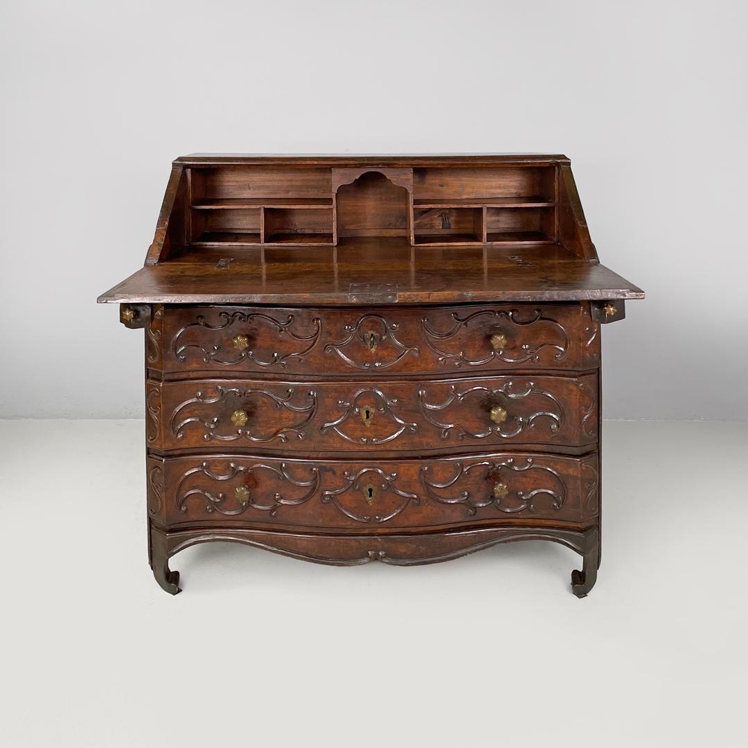 Italian antique wooden chest of drawers with drop-leaf top and decorations 1700s For Sale 1