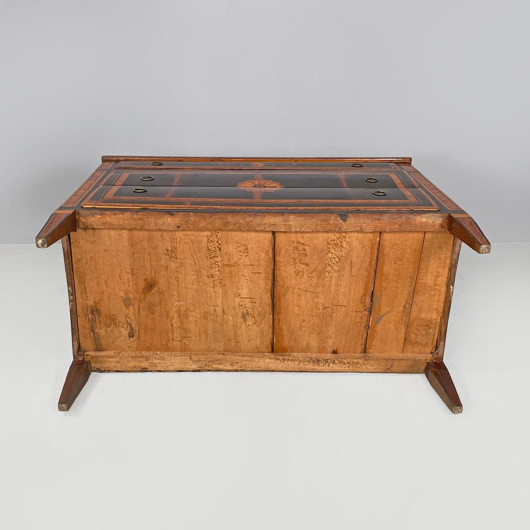 Cassettone italiano antico in legno con decorazioni a intarsio, inizio '800 in vendita 3