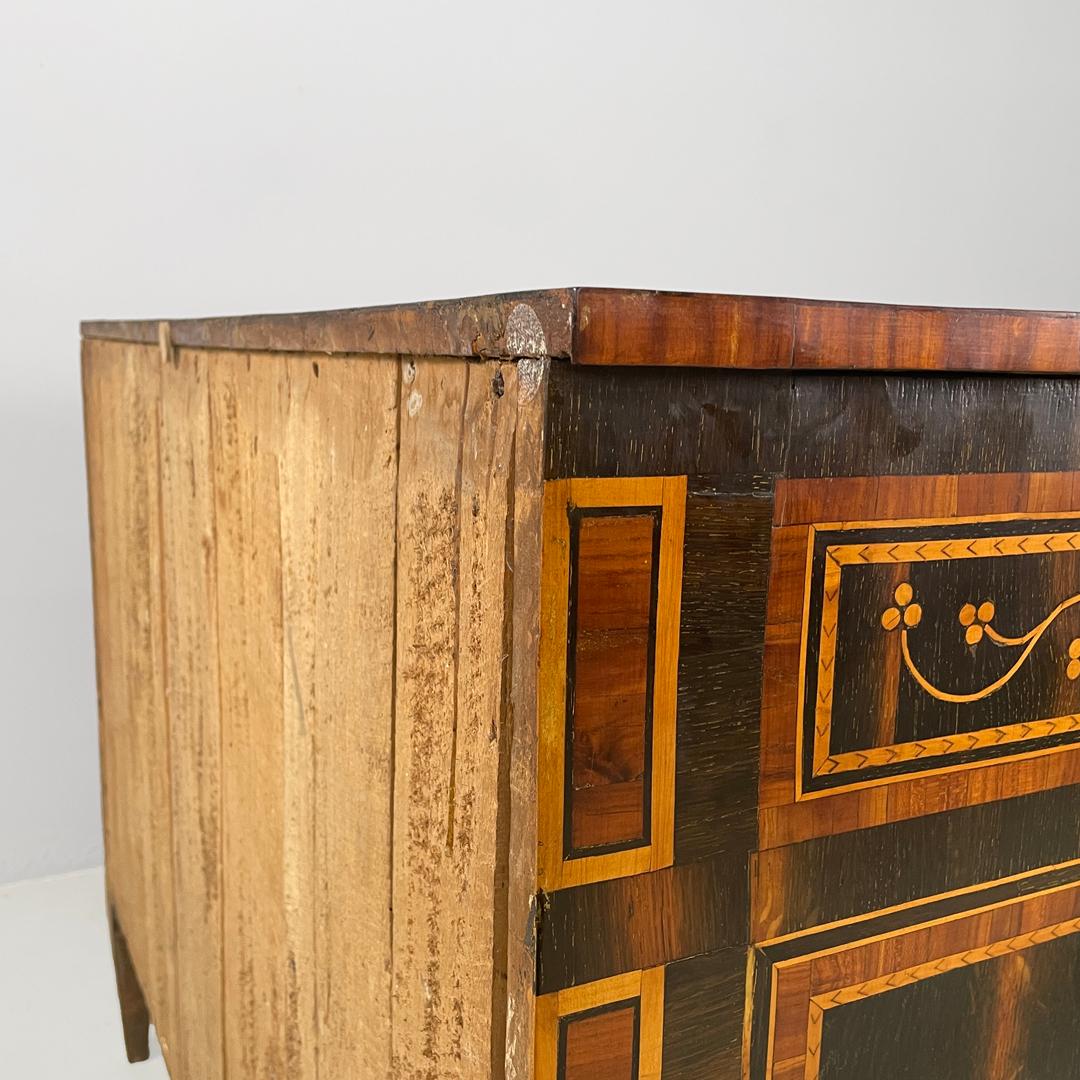 Cassettone italiano antico in legno con decorazioni a intarsio, inizio '800 in vendita 6