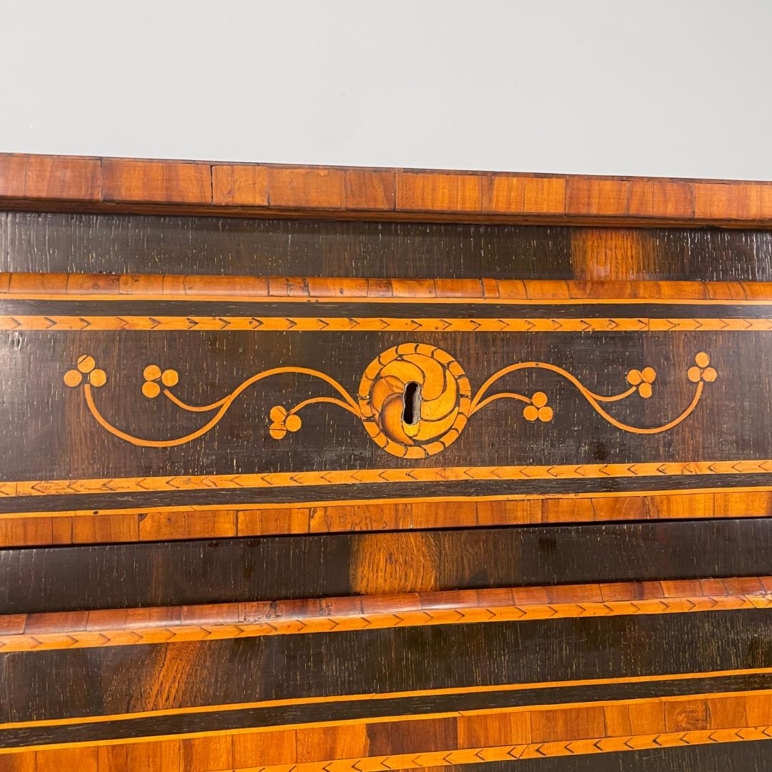 Cassettone italiano antico in legno con decorazioni a intarsio, inizio '800 in vendita 7