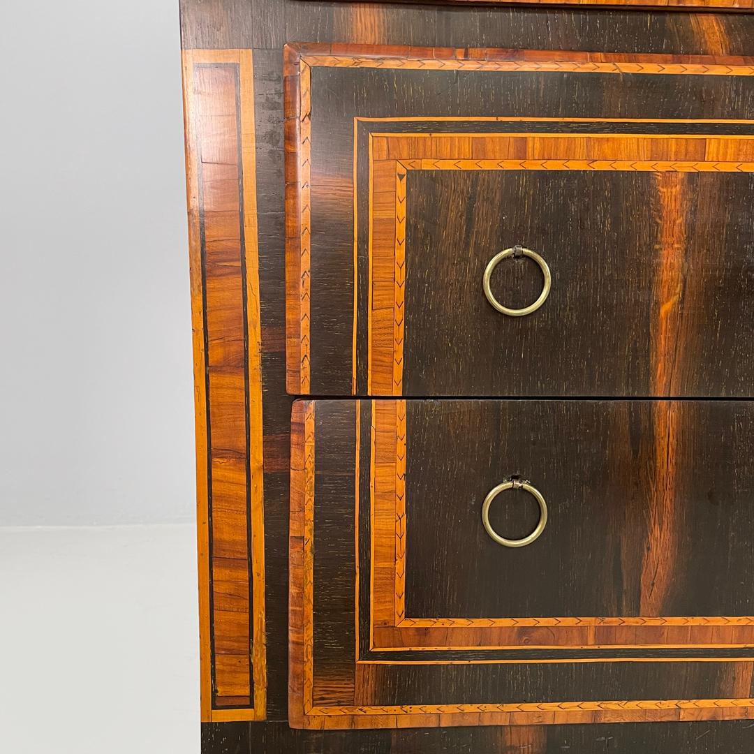 Cassettone italiano antico in legno con decorazioni a intarsio, inizio '800 in vendita 8