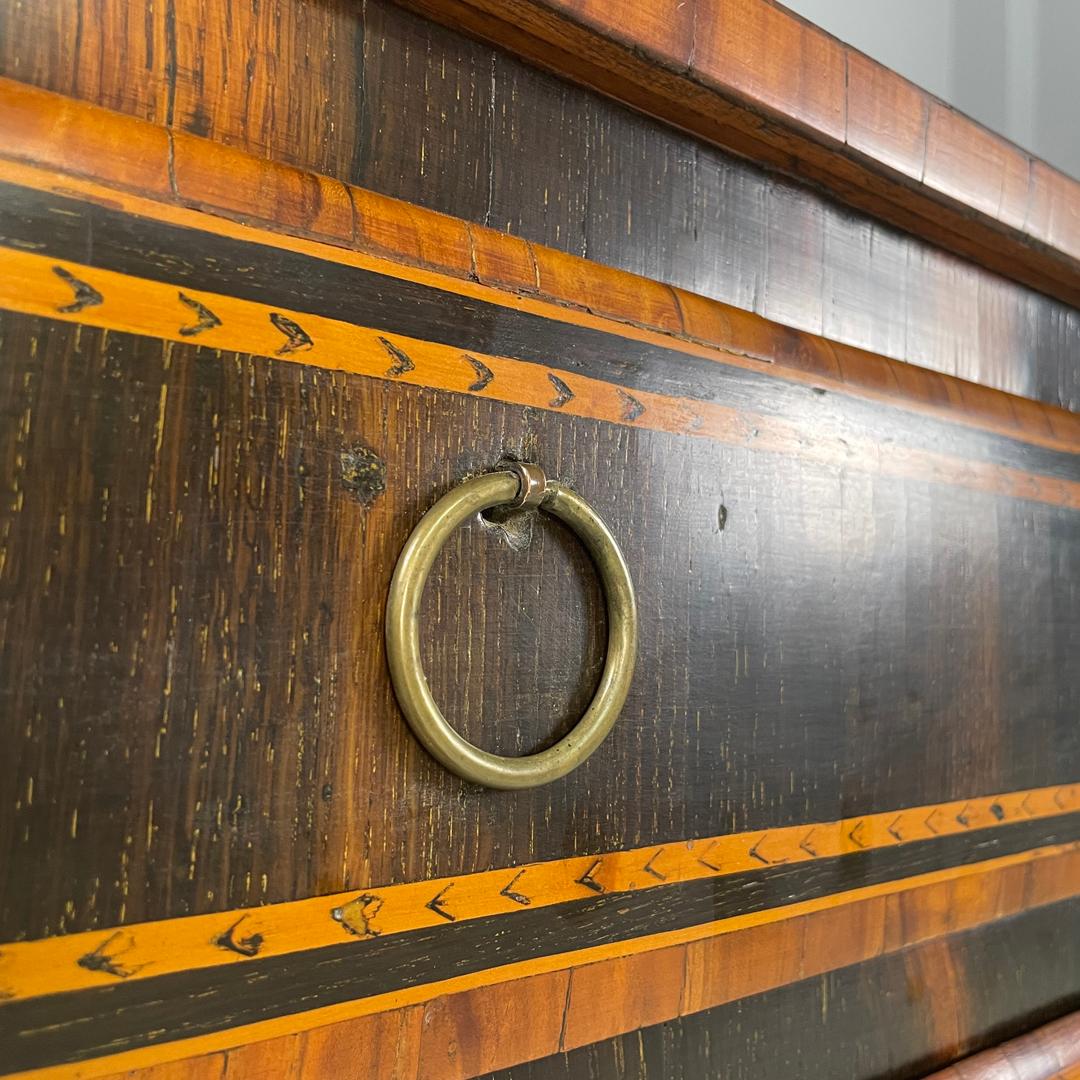 Cassettone italiano antico in legno con decorazioni a intarsio, inizio '800 in vendita 9