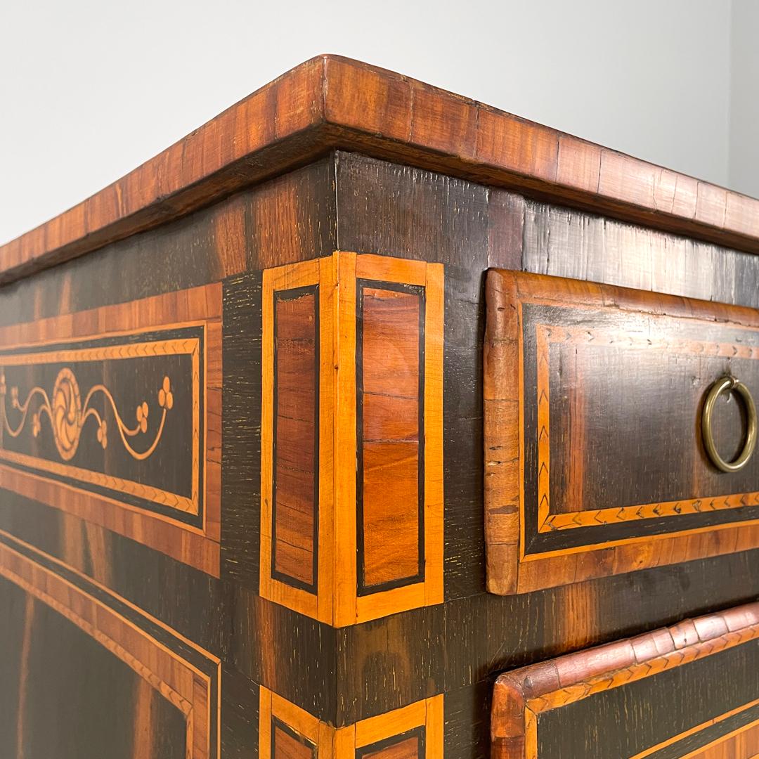 Cassettone italiano antico in legno con decorazioni a intarsio, inizio '800 in vendita 10
