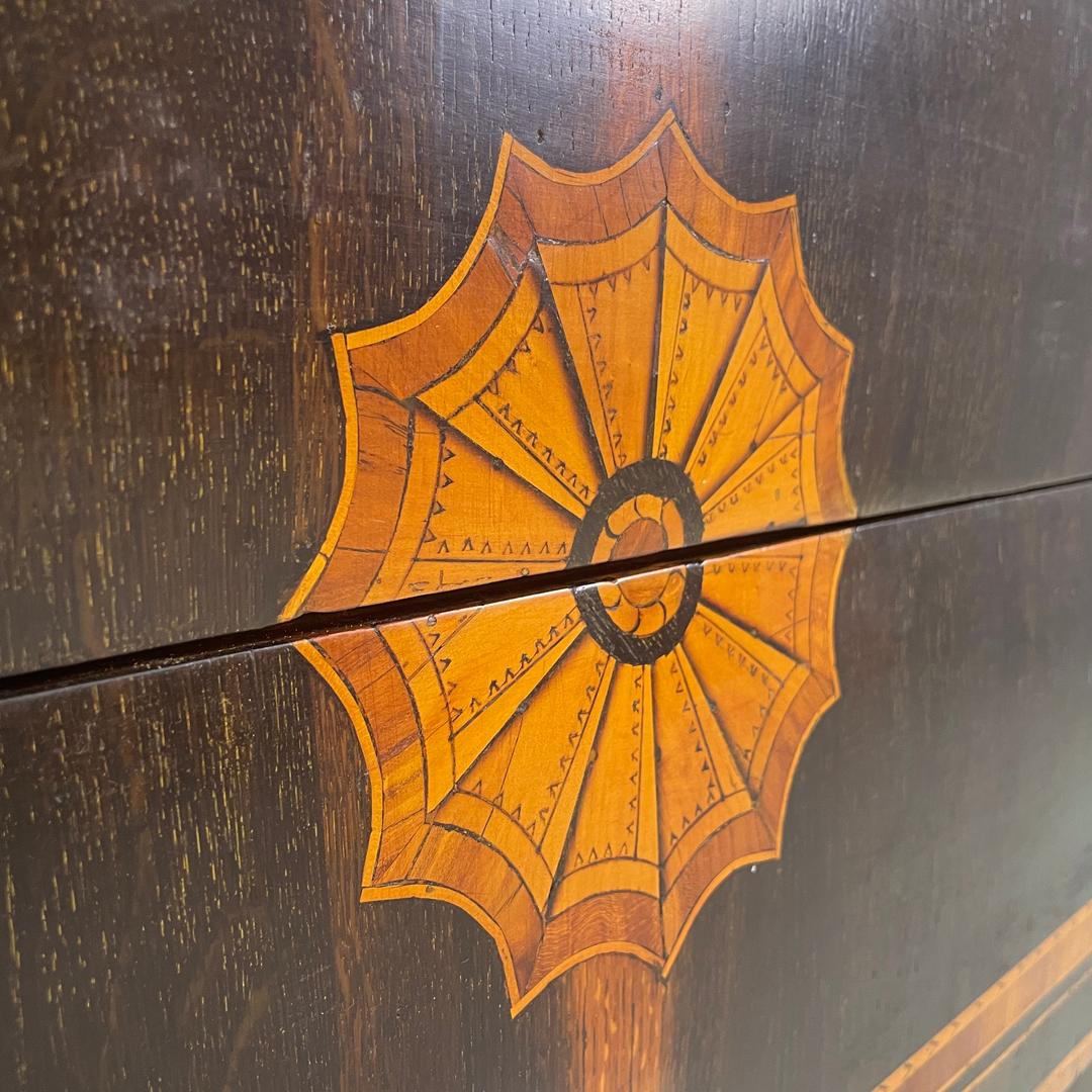 Cassettone italiano antico in legno con decorazioni a intarsio, inizio '800 in vendita 11