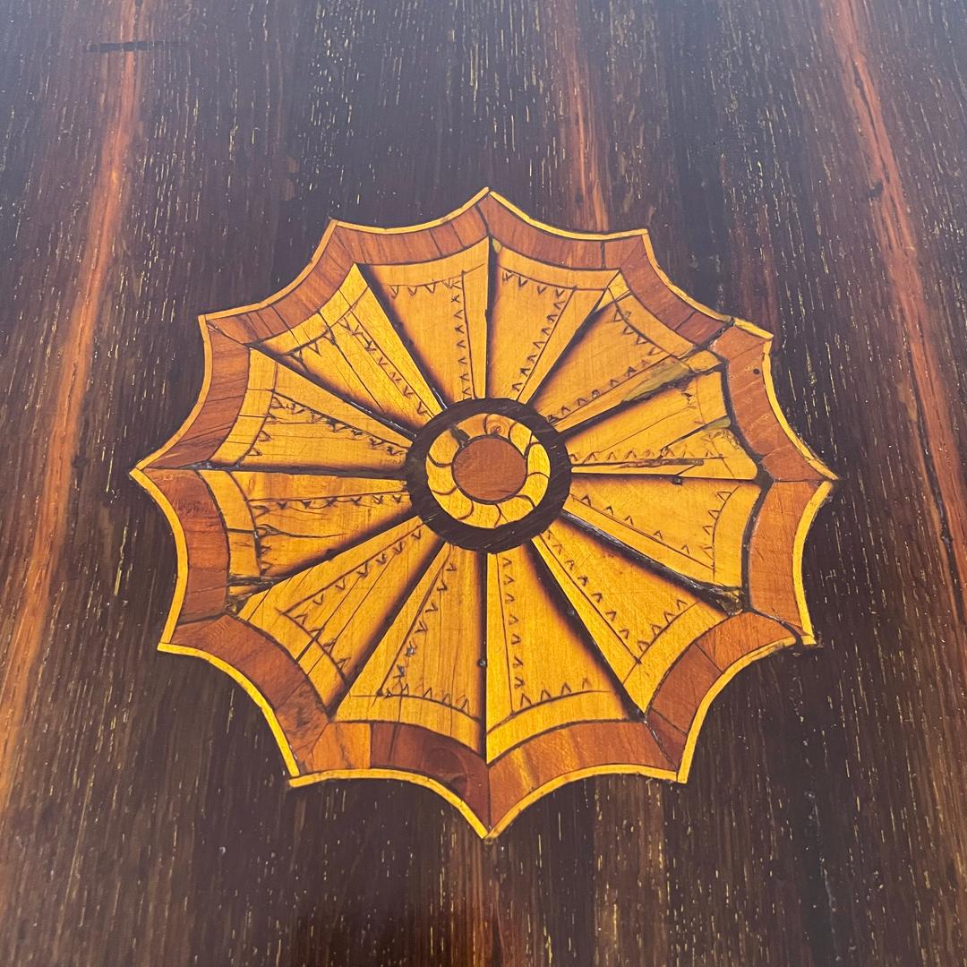 Cassettone italiano antico in legno con decorazioni a intarsio, inizio '800 in vendita 12