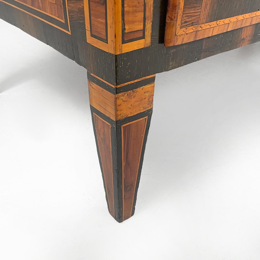Cassettone italiano antico in legno con decorazioni a intarsio, inizio '800 in vendita 13