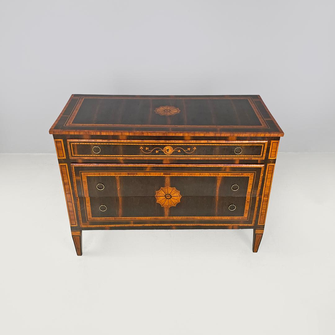 Italiano Cassettone italiano antico in legno con decorazioni a intarsio, inizio '800 in vendita