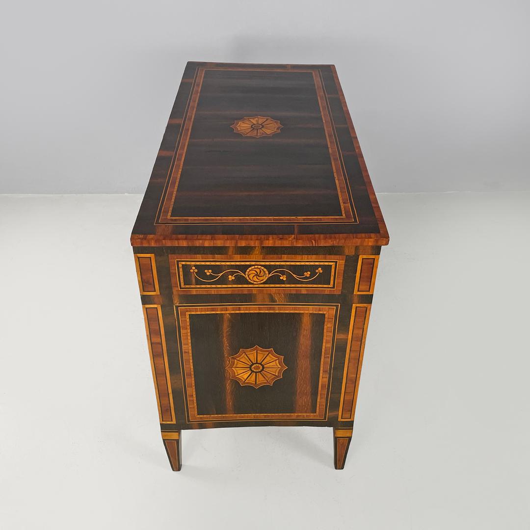 Inizio XIX secolo Cassettone italiano antico in legno con decorazioni a intarsio, inizio '800 in vendita