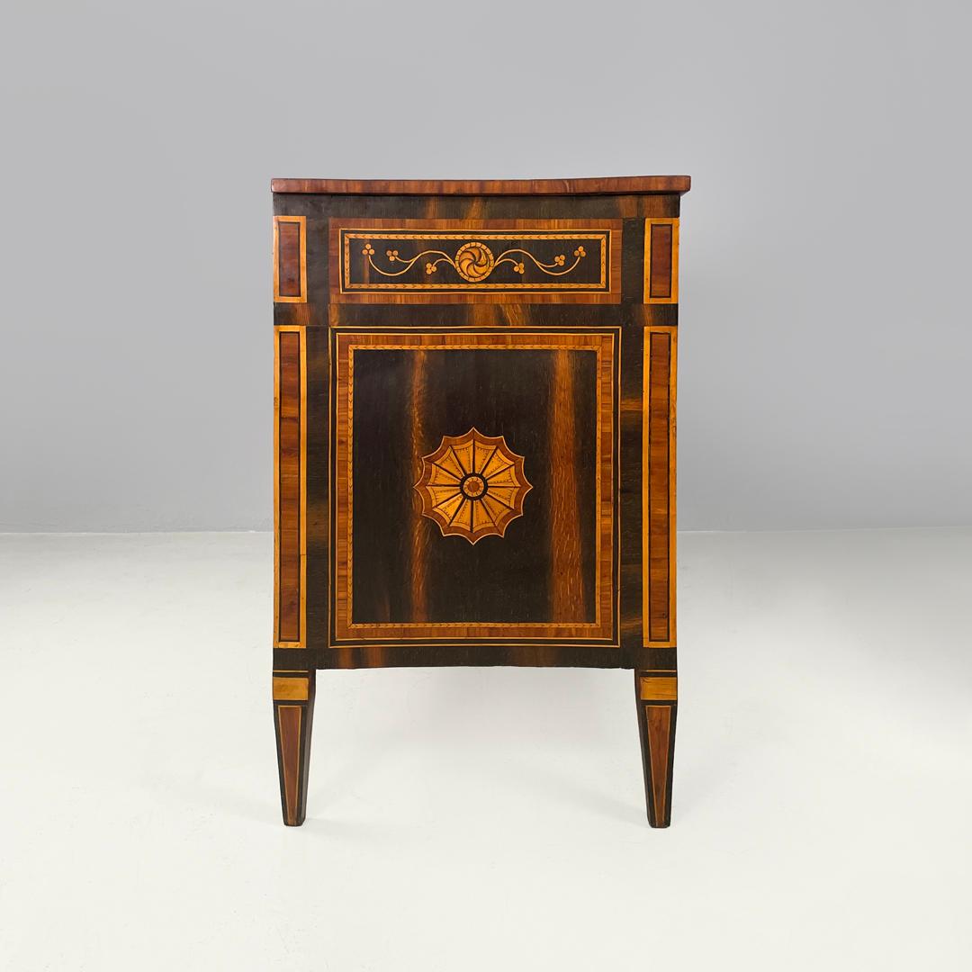 Metallo Cassettone italiano antico in legno con decorazioni a intarsio, inizio '800 in vendita