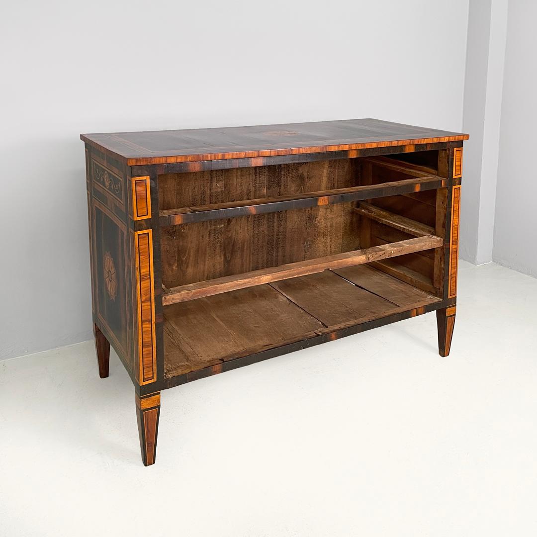Cassettone italiano antico in legno con decorazioni a intarsio, inizio '800 in vendita 1