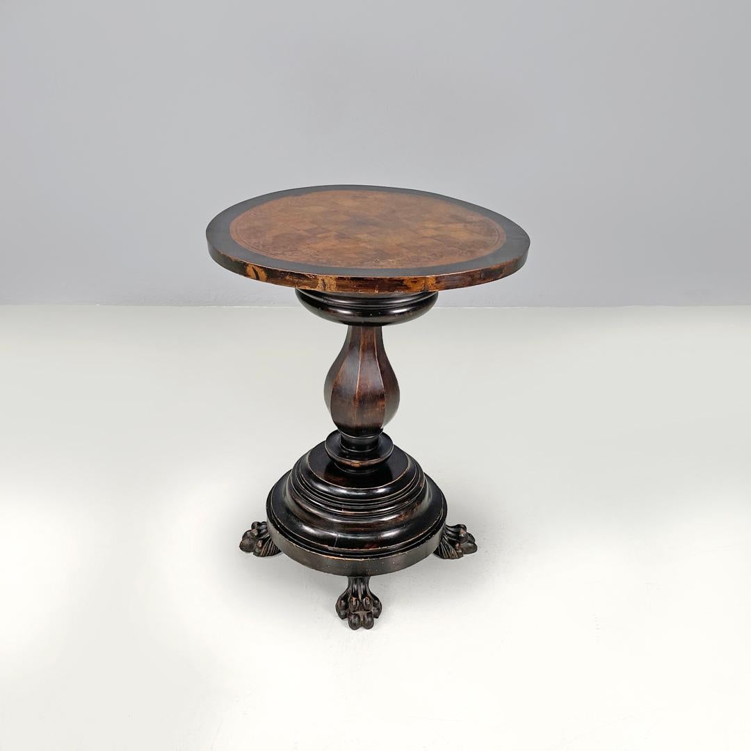Table basse italienne ancienne avec décorations en guirlande, début des années 1900
Table basse ou de service ronde en bois. Le sommet est décoré d'un échiquier, les quatre côtés de tourbillons floraux. La tige centrale a une section ronde et suit