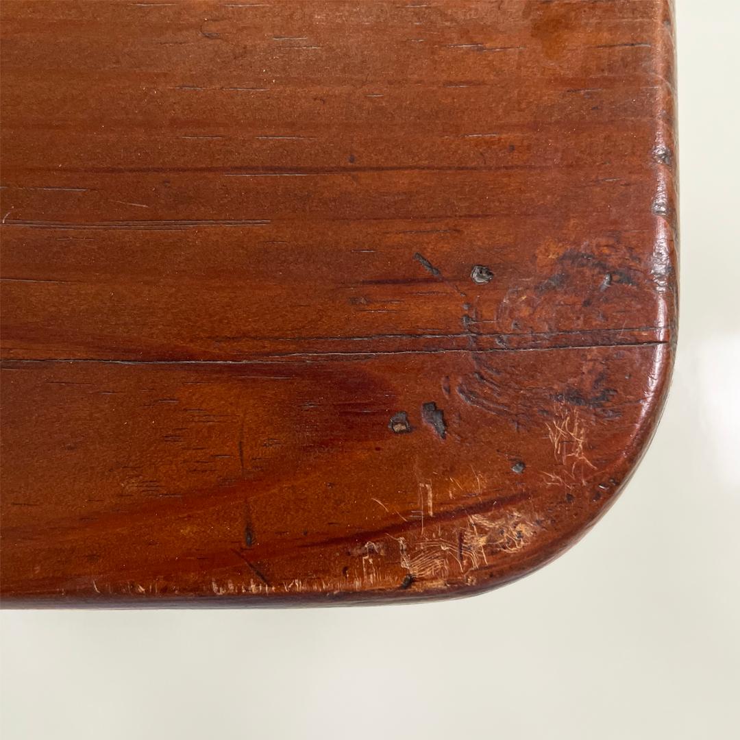 Mesa de centro antigua italiana de madera con patas decoradas, mediados del siglo XIX en venta 5