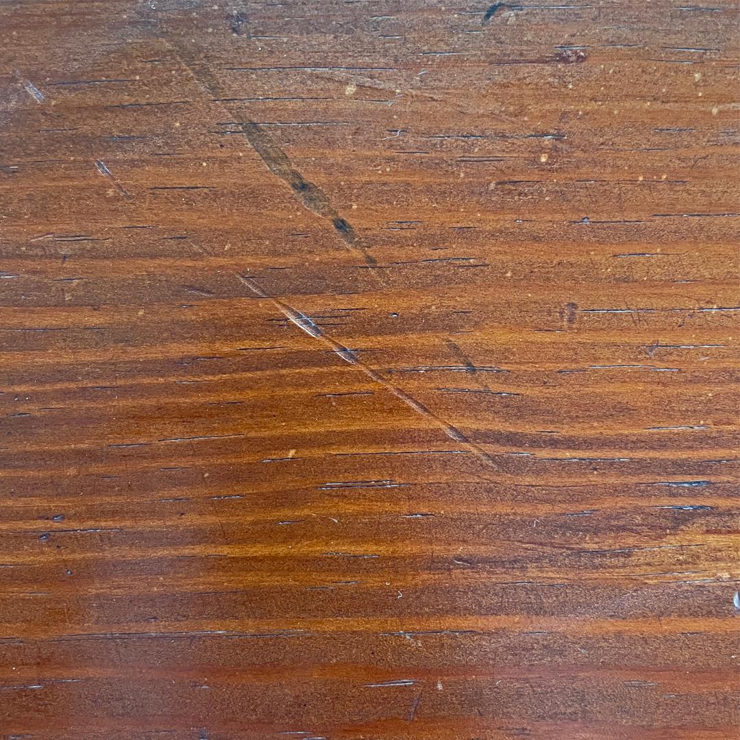 Mesa de centro antigua italiana de madera con patas decoradas, mediados del siglo XIX en venta 8