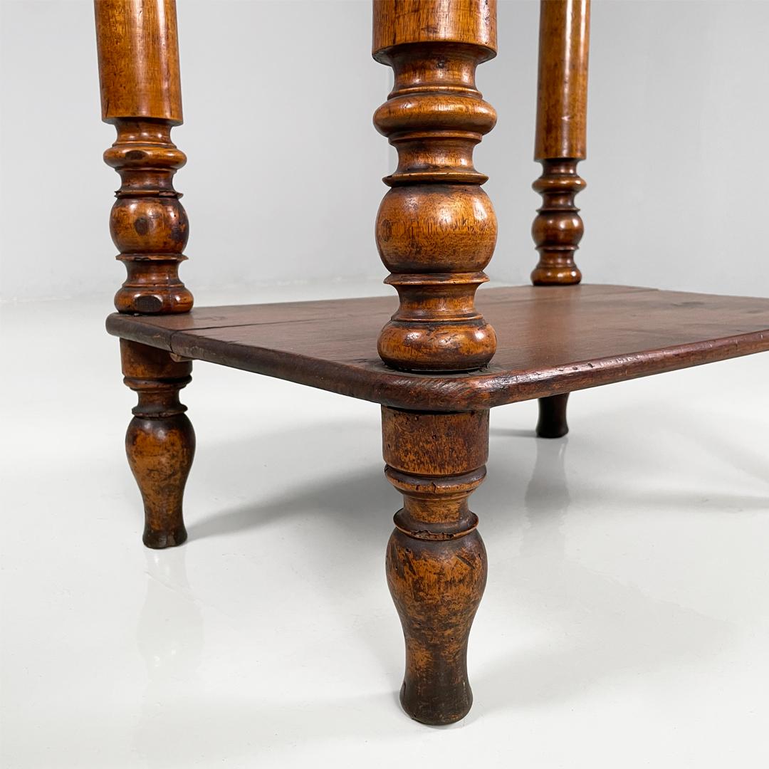 Mesa de centro antigua italiana de madera con patas decoradas, mediados del siglo XIX en venta 12