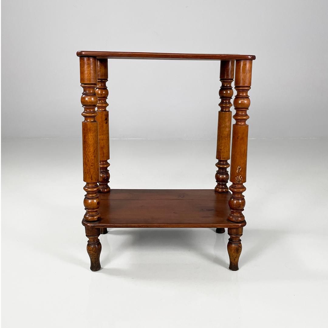 Mesa de centro antigua italiana de madera con patas decoradas, mediados del siglo XIX
Mesa de centro con doble estante rectangular, totalmente de madera. Tiene cuatro patas torneadas y pies de sección redonda.
Mediados de 1800
Estado vintage, con
