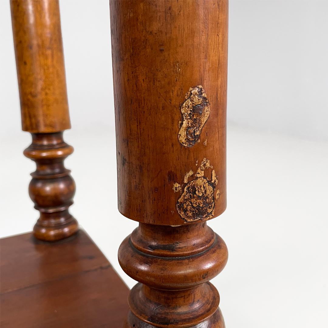 Mesa de centro antigua italiana de madera con patas decoradas, mediados del siglo XIX en venta 15