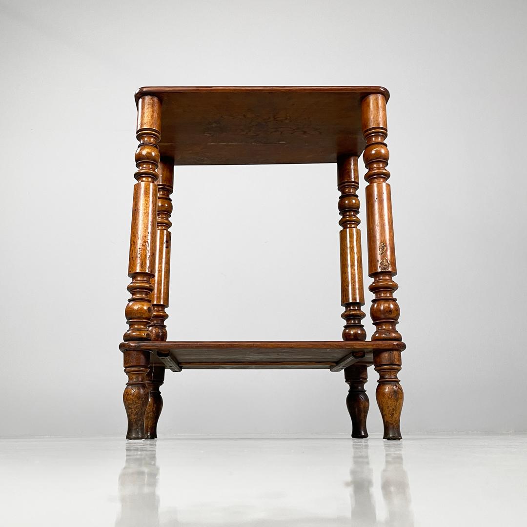 Mesa de centro antigua italiana de madera con patas decoradas, mediados del siglo XIX en venta 2