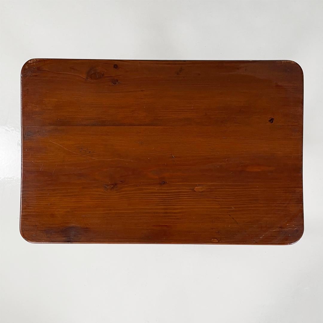 Mesa de centro antigua italiana de madera con patas decoradas, mediados del siglo XIX en venta 3