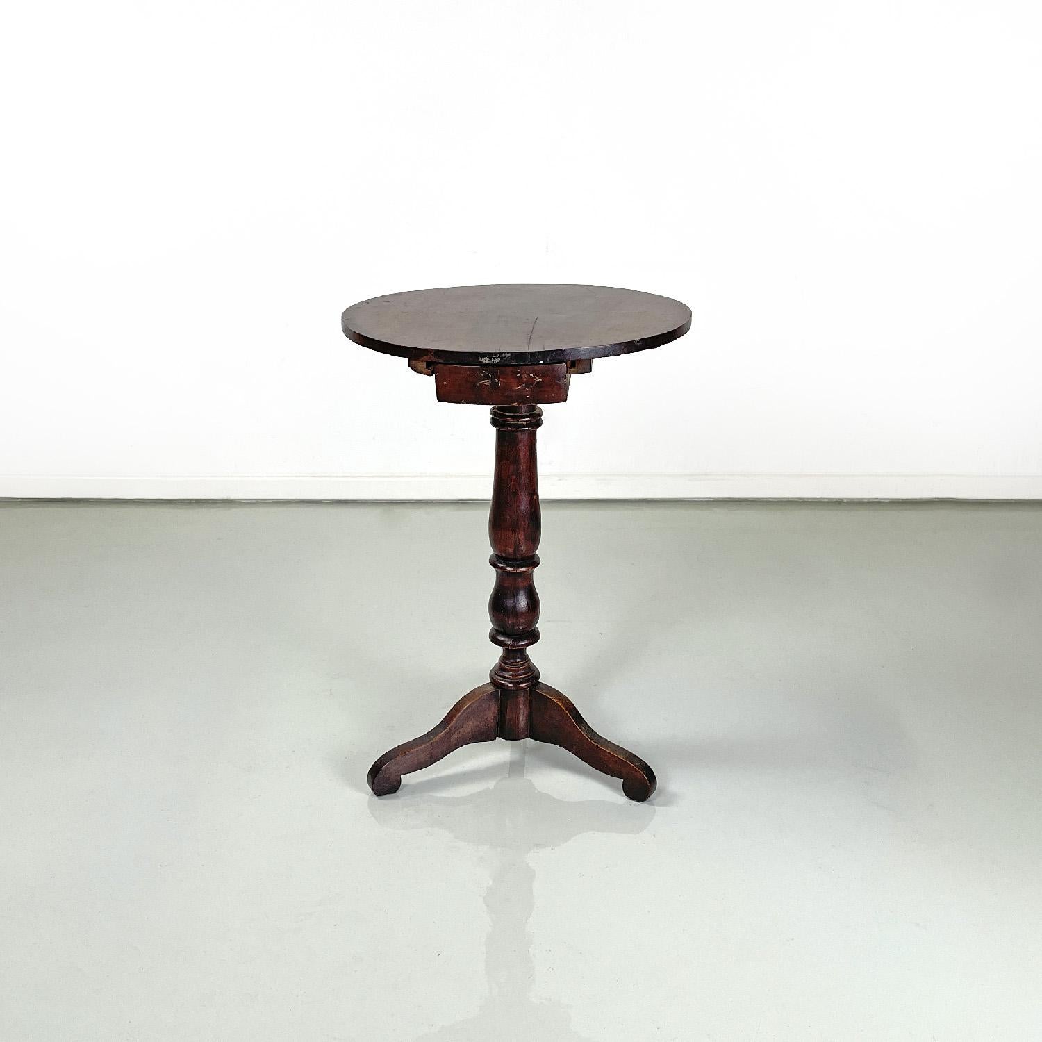 Italian antique wooden coffee table with two drawers, late 1800s
Round coffee table made entirely of wood. It has a round top with two drawers on the diameter immediately below, the front part of which follows the curve of the top. The central stem