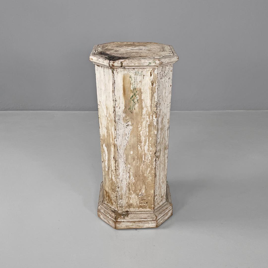 Colonne ou piédestal italien antique en bois avec une base octogonale, début des années 1900
Colonne ou piédestal en bois à base octogonale. La structure est peinte en blanc, la base et le sommet sont plus larges que la partie centrale.
Début des