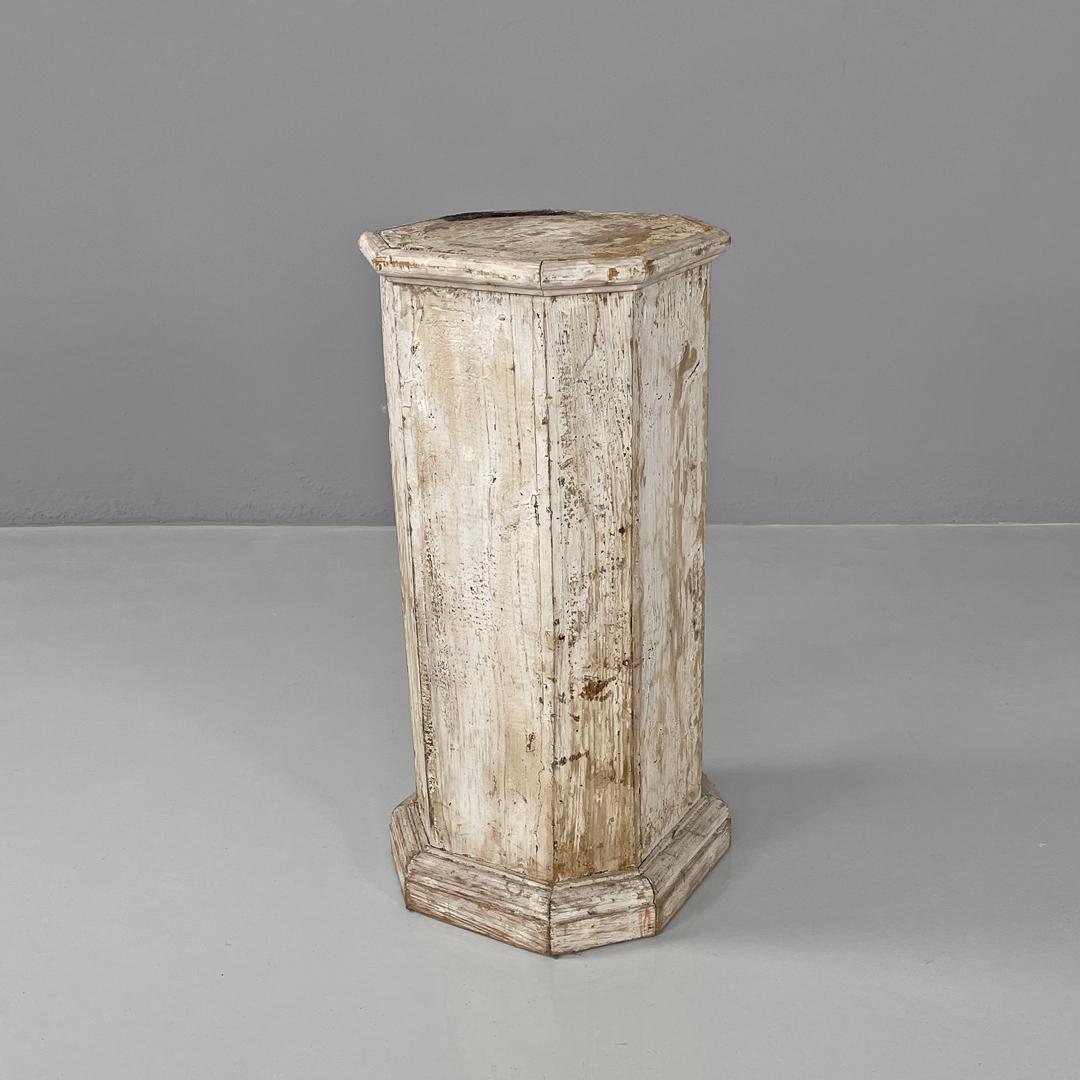 Italian antique wooden column or pedestal with an octagonal base, early 1900s In Fair Condition For Sale In MIlano, IT