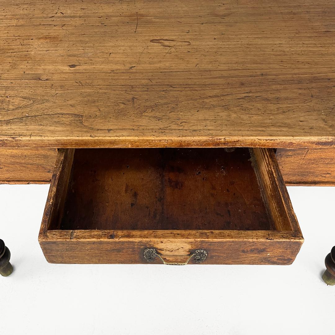 Table de salle à manger italienne ancienne en bois avec un tiroir et une poignée en laiton, années 1800 en vente 5