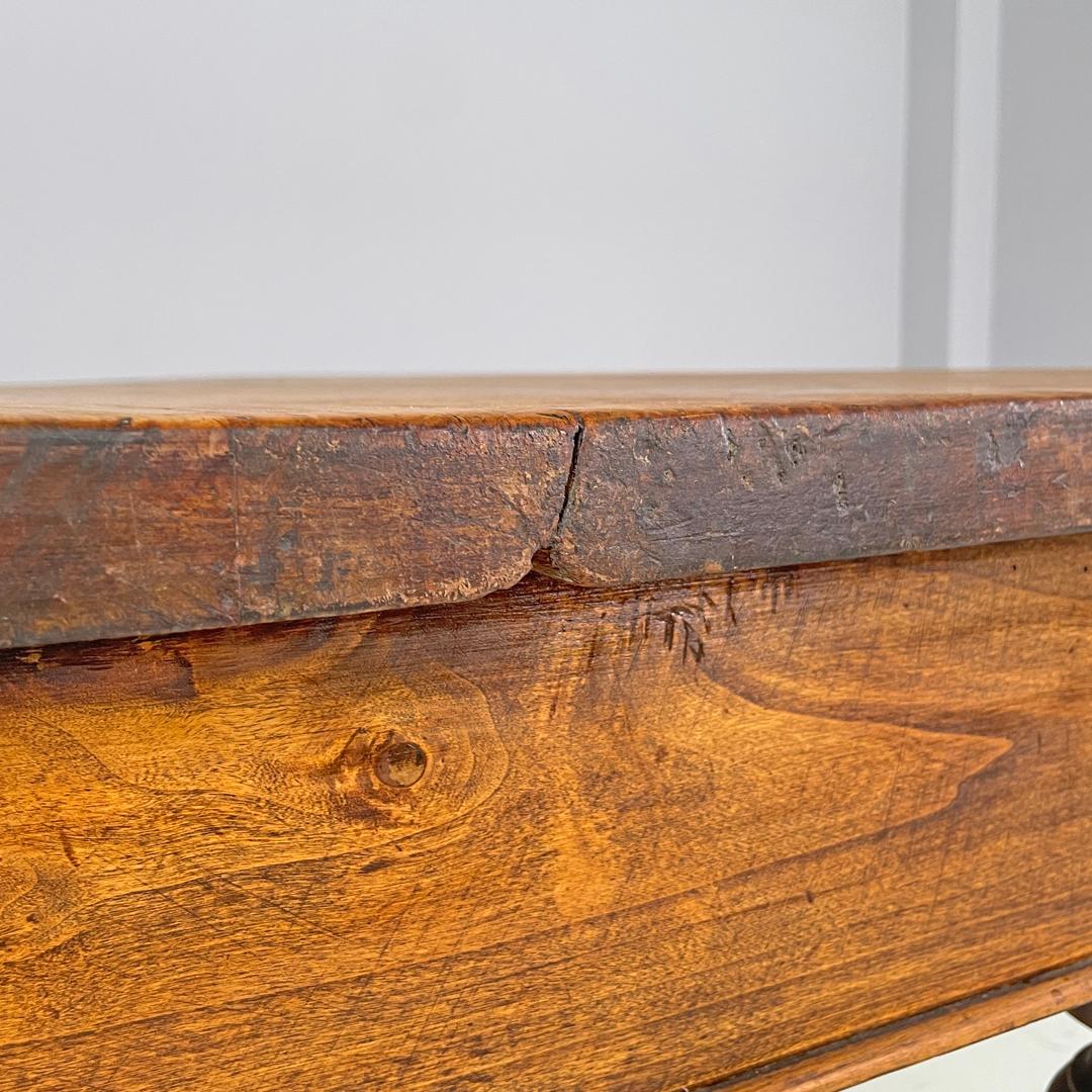 Table de salle à manger italienne ancienne en bois avec un tiroir et une poignée en laiton, années 1800 en vente 9