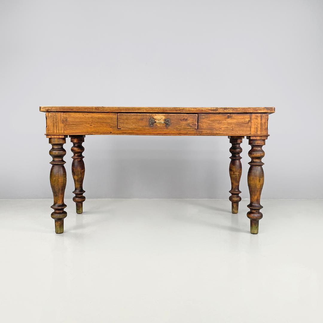 Table de salle à manger italienne ancienne en bois avec un tiroir et une poignée en laiton, années 1800
Table de salle à manger rectangulaire entièrement en bois. Il comporte un tiroir central avec une poignée en laiton à décor floral. Les quatre