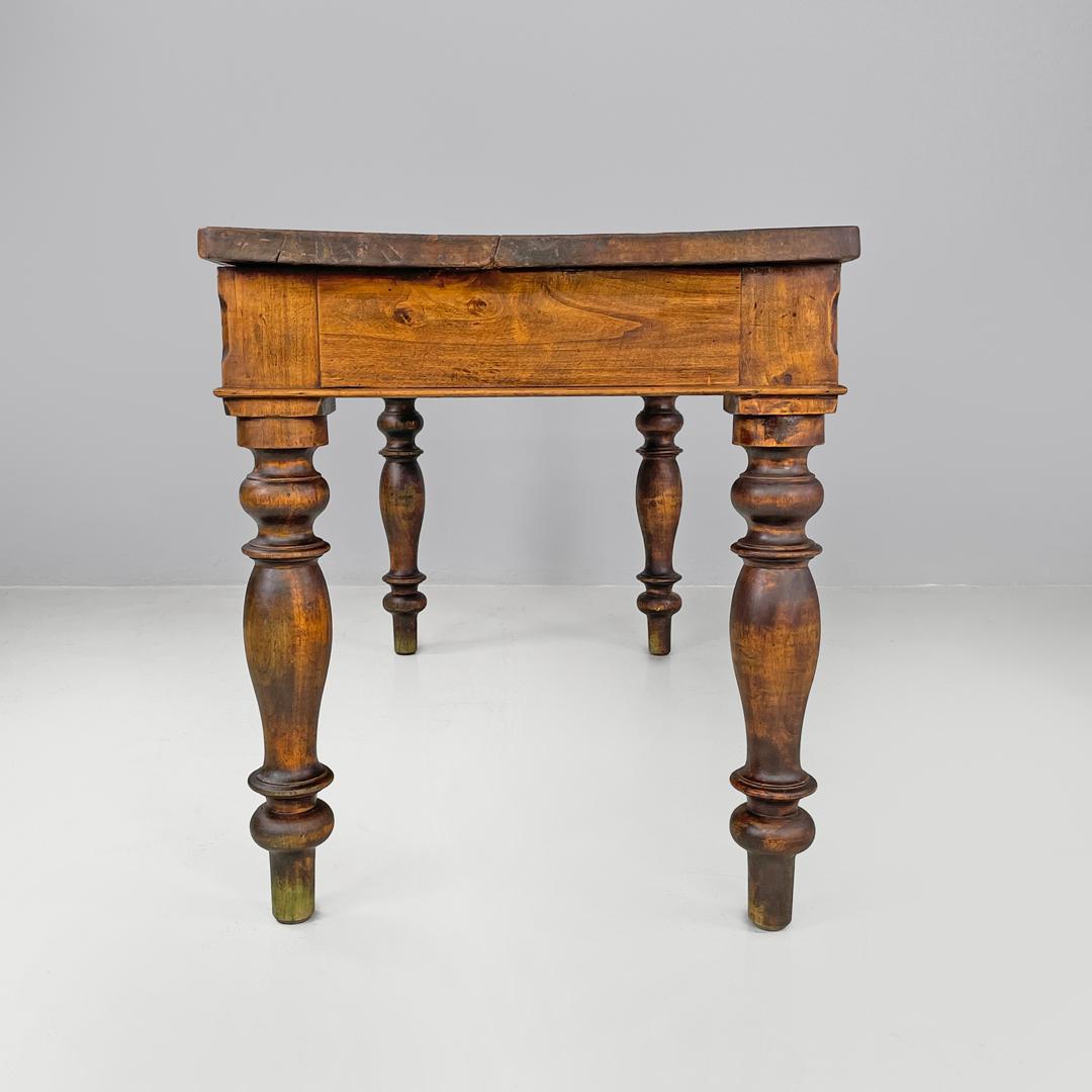 Table de salle à manger italienne ancienne en bois avec un tiroir et une poignée en laiton, années 1800 Bon état - En vente à MIlano, IT