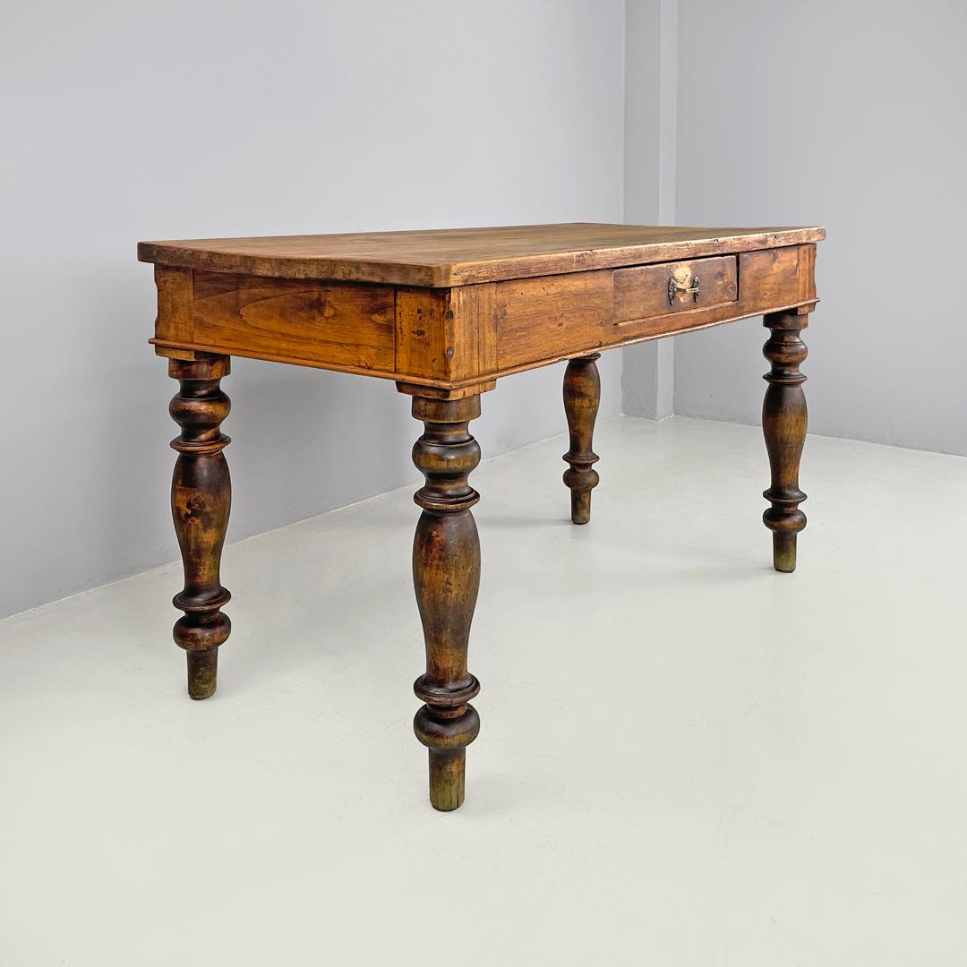 Début du XIXe siècle Table de salle à manger italienne ancienne en bois avec un tiroir et une poignée en laiton, années 1800 en vente