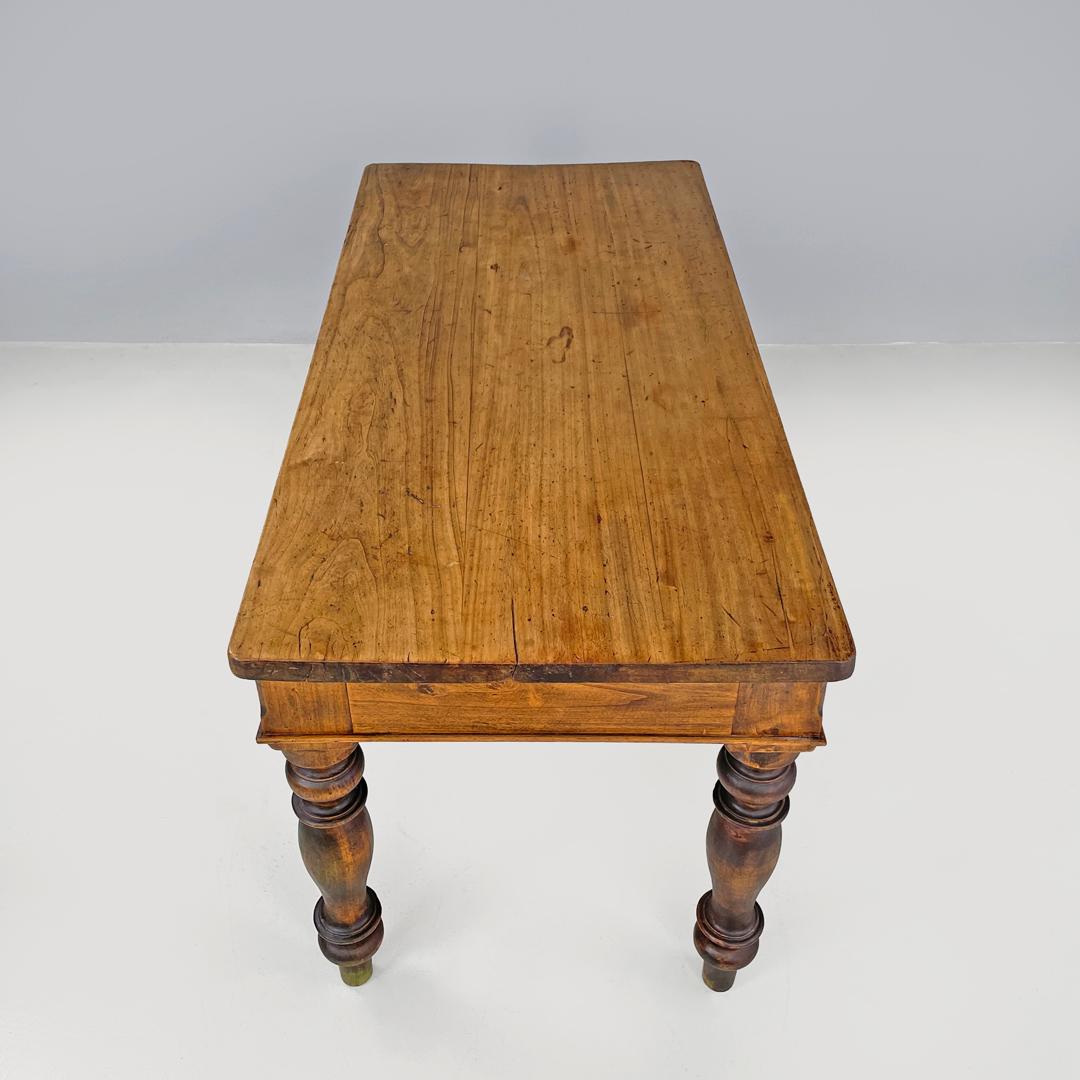 Table de salle à manger italienne ancienne en bois avec un tiroir et une poignée en laiton, années 1800 en vente 1