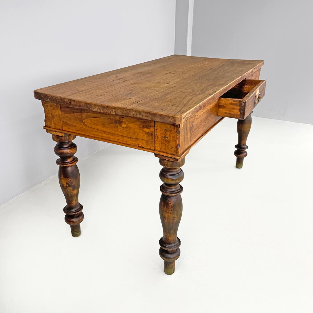 Table de salle à manger italienne ancienne en bois avec un tiroir et une poignée en laiton, années 1800 en vente 2