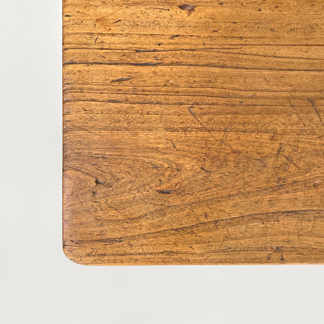 Table de salle à manger italienne ancienne en bois avec un tiroir et une poignée en laiton, années 1800 en vente 3