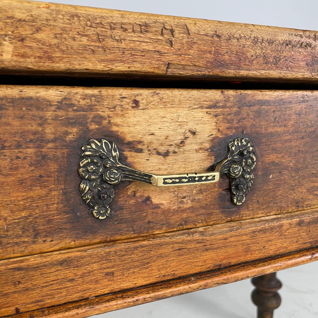 Table de salle à manger italienne ancienne en bois avec un tiroir et une poignée en laiton, années 1800 en vente 4