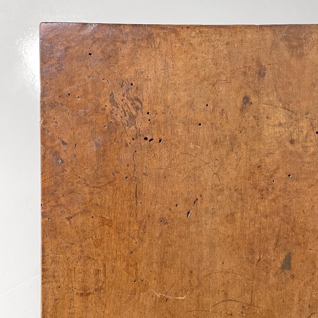 Mesa fratino italiana antigua de madera con patas decoradas, 1700 en venta 4