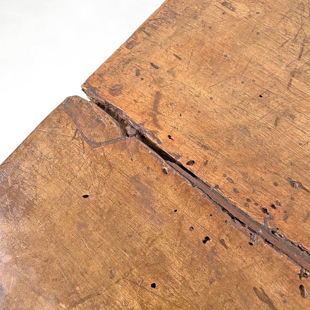 Italienischer antiker fratino-Tisch aus Holz mit verzierten Beinen aus Holz, 1700er Jahre im Angebot 8