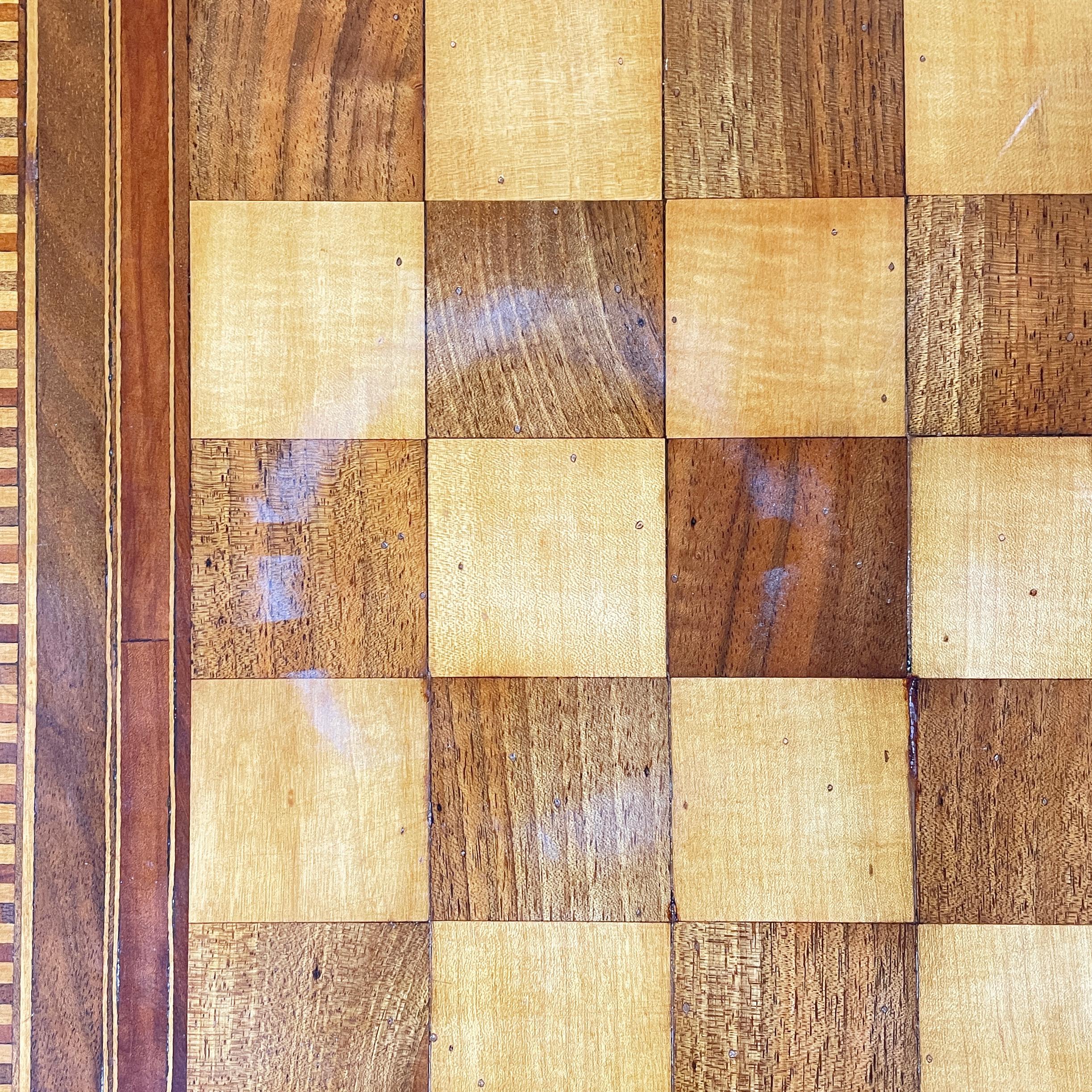 Ancienne table de jeu italienne en bois  avec échiquier, début des années 1900 en vente 4