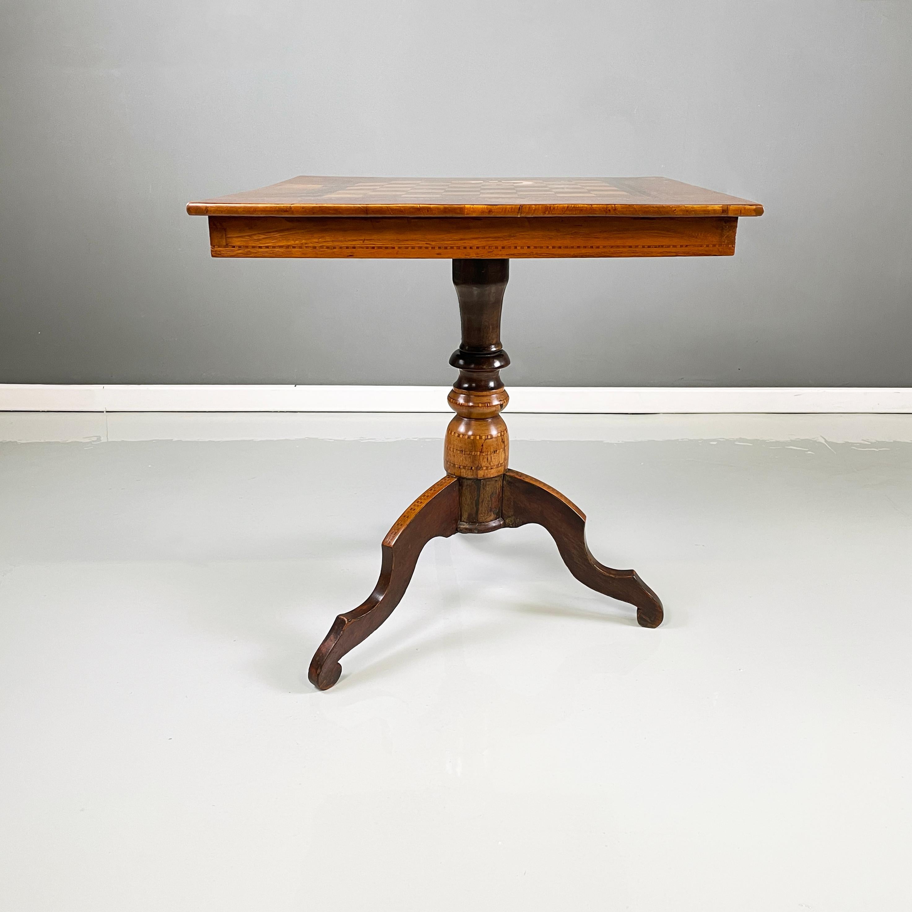 Italienischer antiker Spieltisch aus Holz  mit Schachbrett, frühe 1900er Jahre
Spieltisch mit Schachbrett, ganz aus Holz. Die quadratische Platte besteht aus hellen und dunklen Holzschachbrettquadraten. An einer Seite befindet sich eine rechteckige